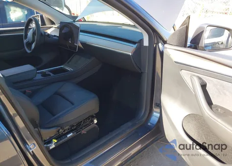 2023 Tesla Model Y Awd/Long Range Dual Motor All-Wheel Drive z USA, uszkodzony, nr VIN 7SAYGDEE3PF865229